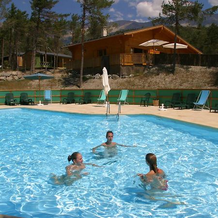 Parc Residentiel De Loisir : Le Loup Blanc Du Riou Hotel Barcelonnette Exterior foto