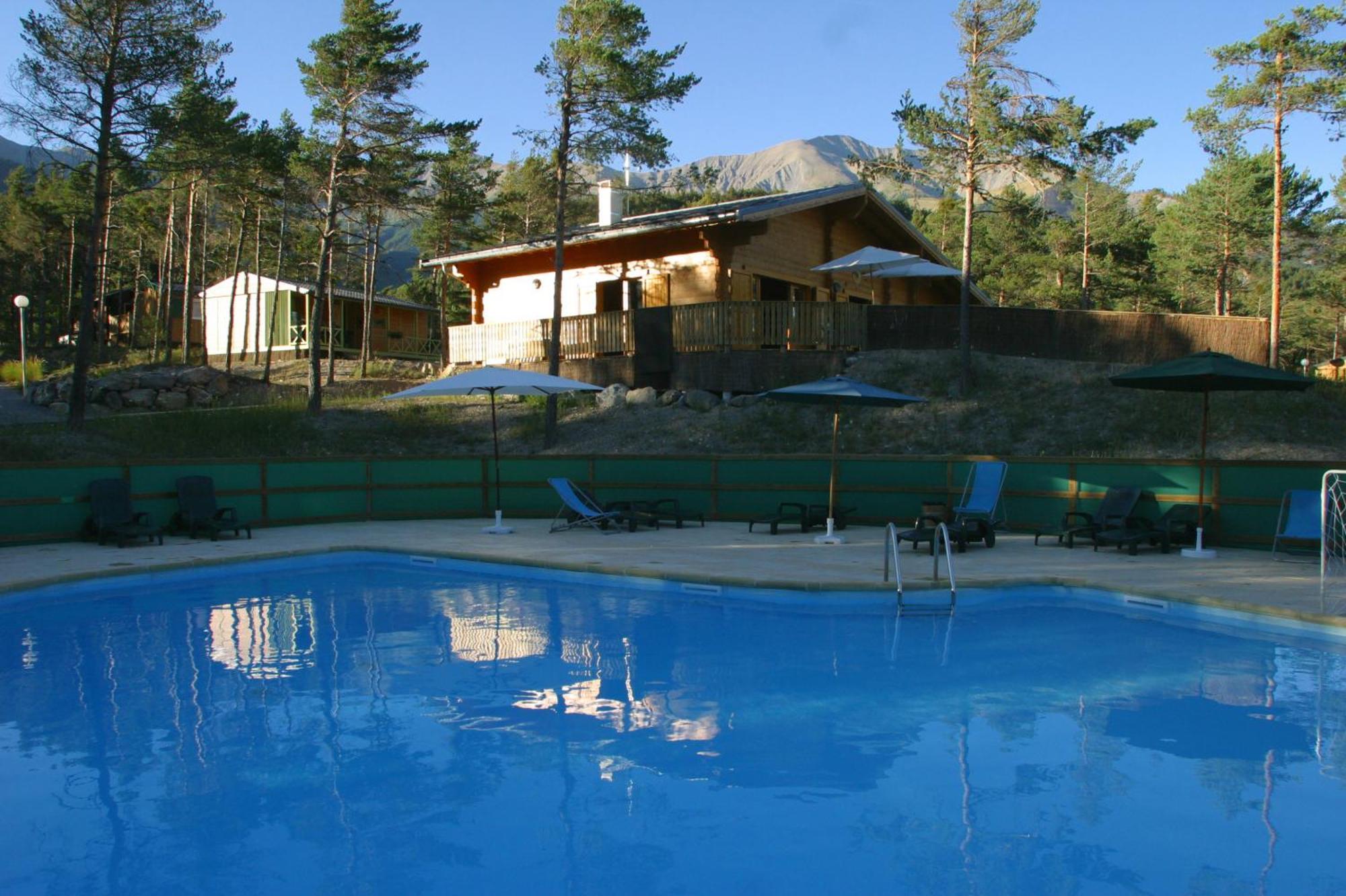 Parc Residentiel De Loisir : Le Loup Blanc Du Riou Hotel Barcelonnette Exterior foto